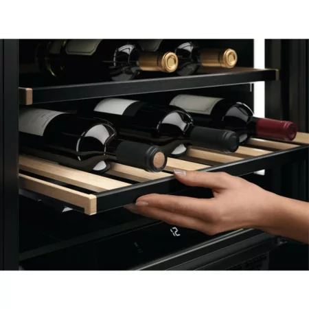 Cave de Vinho AEG - 52 Garrafas - Classe G - Preta - AWUS052B5B|Aeg|7332543818945